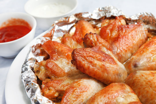 Chicken wings with sauce
