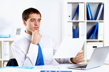 Obraz premium Young businessman in office