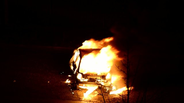 pompiers et incendie de voiture