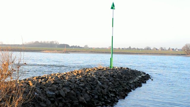 Buhne mit Schifffahrtzeichen am Flu&szlig;