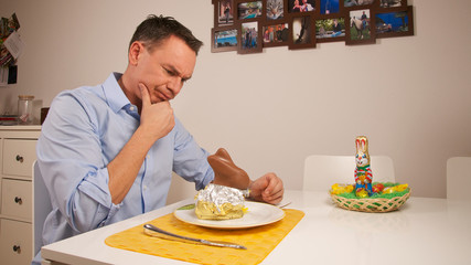 Mann mit Schokoladenhase