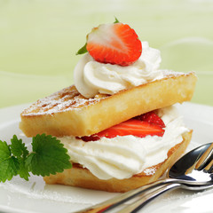 Waffeln mit Sahne und Erdbeeren