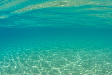 Fototapeta na wymiar podwodny widok na ocean jak dna basenu