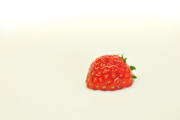 ミルクに浮かぶ苺