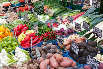 frisches Gemüse am Markt - 39836973