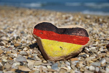 Fototapeta na wymiar Niemiecka flaga na sercu z kamienia, kocham Niemcy