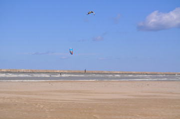 Fototapeta na wymiar kite-surfować a Pescara