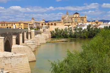Fototapeta na wymiar Gwadalkiwir Rzeka poprzez mostu rzymskiego Kordoby i Meczetu