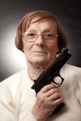 nonna con la pistola