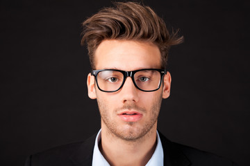 junger Mann mit Nerdbrille