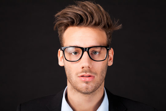 junger Mann mit Nerdbrille