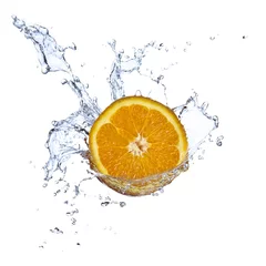 Foto op Plexiglas Opspattend water Sinaasappelsap spatten geïsoleerd op wit
