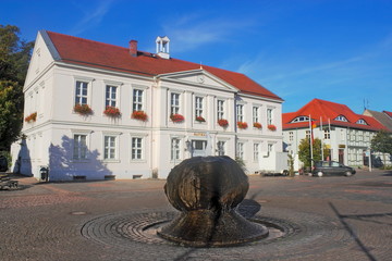 Pritzwalk, Rathaus mit Brunnen