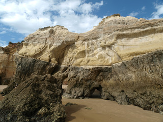 Fototapeta na wymiar Jaskinie i kolorowe formacje skalne na wybrzeżu Algarve