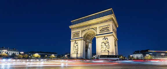 Fototapeta premium Arc de Triomphe and car lights