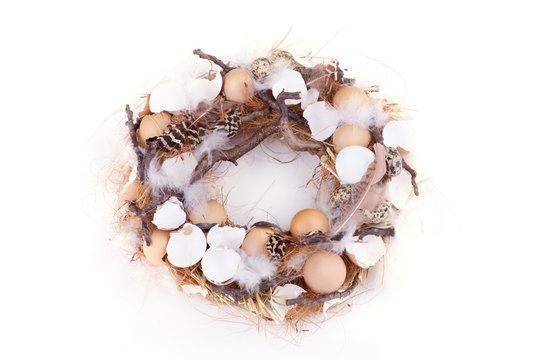 Osterkranz mit Eierschalen