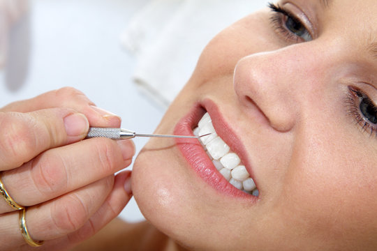Zahnbesichtigung Frau Gesicht Zähne mit Spatel Nahaufnahme