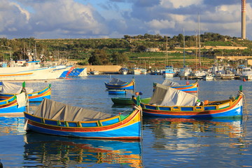 Fototapeta na wymiar Barque typique de Marsaxlokk à Malte