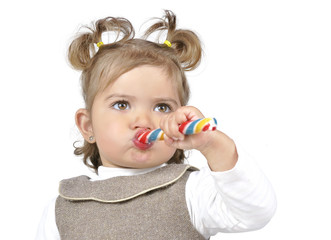 Comiendo una golosina.