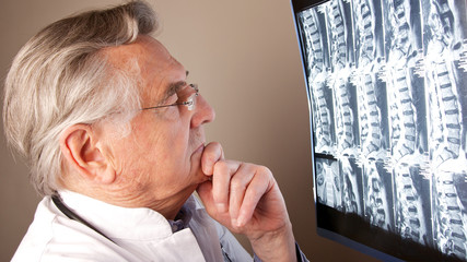 Chefarzt studiert Röntgebild