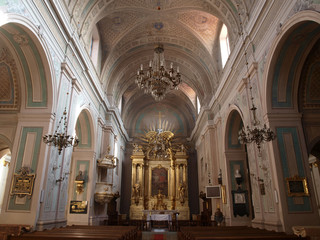 Fototapeta na wymiar Wewnątrz kościoła