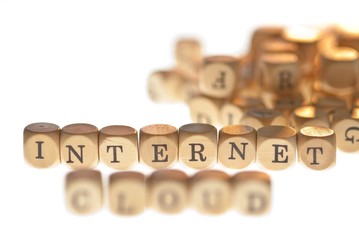 Wörter "Internet" und "Cloud" aus Buchstabenwürfeln, freigestellt, Freisteller, Fokus auf Internet