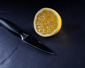 messer mit zitrone