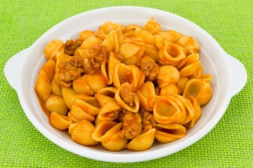 pasta al suo sugo con salsiccia