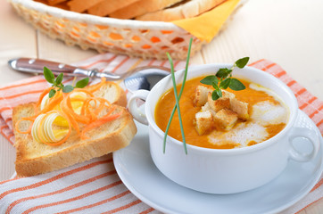 Frische Karottencremesuppe mit Croutons und Sahne