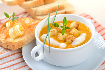 Karottencremesuppe mit Croutons und Sahne