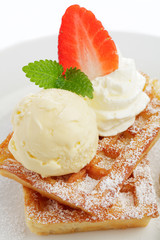 Waffeln mit Vanilleeis und Erdbeeren