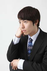 考え込むビジネスマン