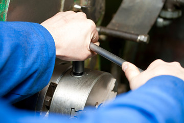 Regulating of turning lathe with hands