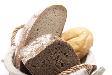 Brot und Brötchen im Korb