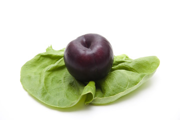 Pflaume auf Salatblatt