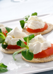 Tartine con formaggio , pomodoro e valeriana- finger food