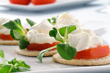 Tartine con formaggio, pomodoro e valeriana, close-up