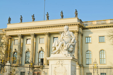 Fototapeta na wymiar Pomnik Humboldta w Berlinie