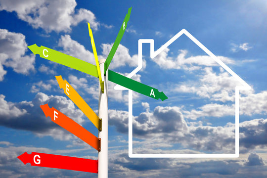 Panneaux bilan de diagnostic de performance &eacute;nerg&eacute;tique , DPE immobilier,  ciel bleu et maison