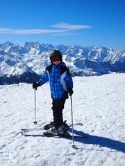 Fototapeta na wymiar Kleiner Junge auf Skiern