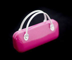 petit sac rose sur fond noir