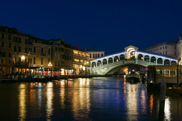 Fototapeta na wymiar Rialto bridge at dusk in Venice