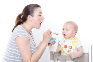 baby beim füttern