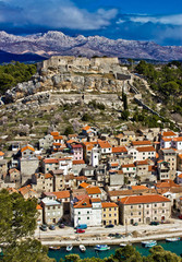 Obraz premium Novigrad dalmatinski and Velebit mountain