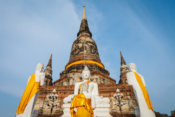 White buddha statue