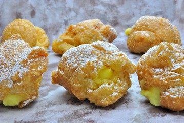 Bignè fritto ripieno di crema - Bignè di San Giuseppe