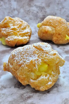 Bign&egrave; fritto ripieno di crema - Bign&egrave; di San Giuseppe