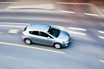 Obraz na płótnie Canvas jazdy samochodem w ruchu miejskim