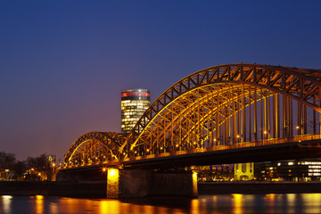 Hohenzollernbrücke in Köln bei Nacht