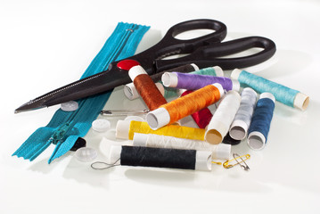 Cotone aghi e forbici